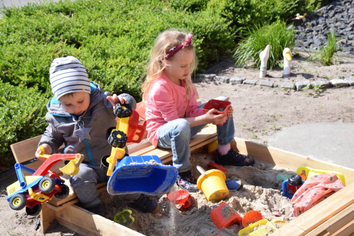 Nicht nur die Kinder der Familie Schneegans nutzen den Sandkasten vor der Haustüre gerne - auch die Nachbarskinder schauen gerne vorbei.