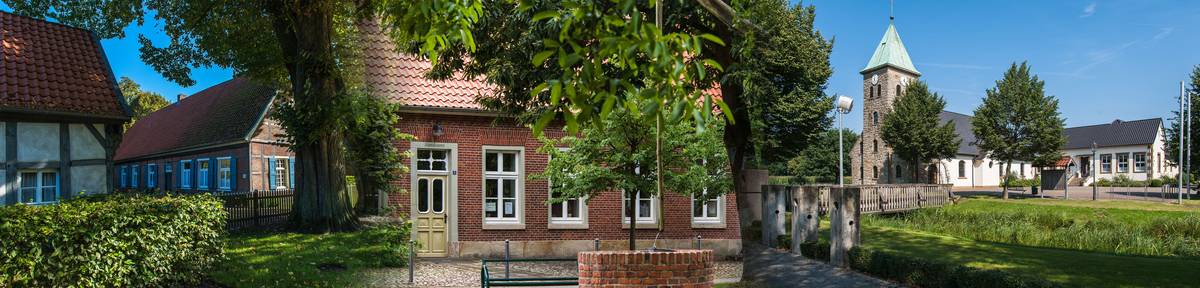 Das Alte Pfarrhaus in Schapen, das Haus Schmeing in Lünne und die St.-Vitus-Kirche in Venhaus sind beliebte Ausflugsziele und Treffpunkte in der Samtgemeinde Spelle. (© Richard Heskamp)