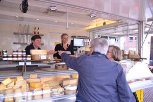 Wochenmarkt in Lingen - Käsestand der Familie Hemmen