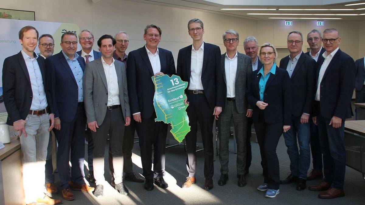 Gemeinsam mit den Bürgermeisterinnen und Bürgermeistern der beteiligten emsländischen Kommunen freuten sich Landrat Marc-André Burgdorf (7. v. l.) und Detlef Brüggemeyer, OGE-Geschäftsführer (8. v. l.), über die Vertragsunterzeichnung.