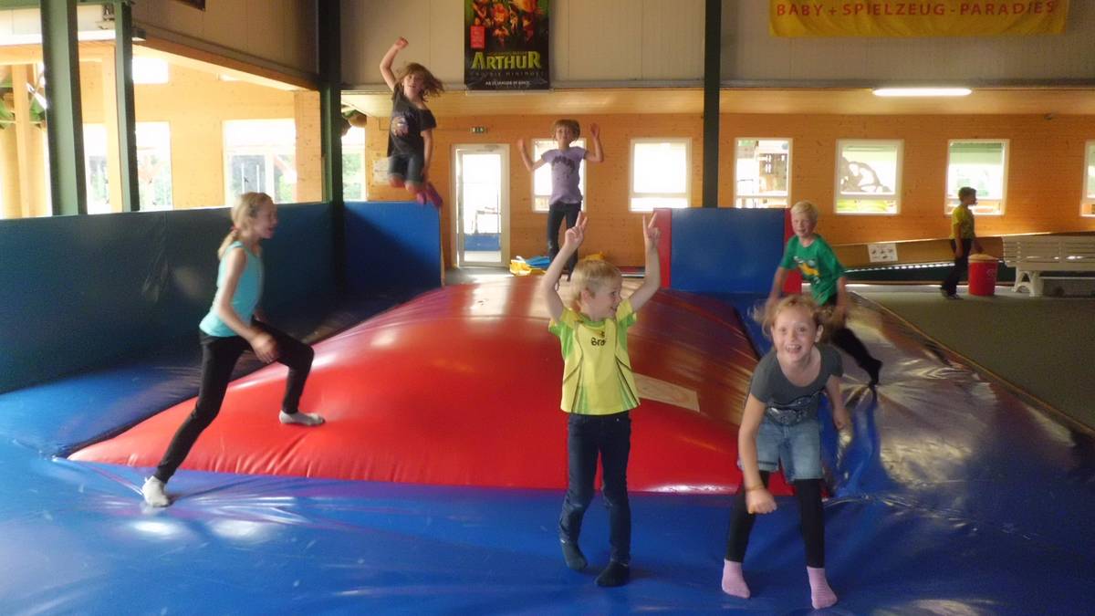 Im Monkey's Playland in Meppen können Kinder Trampolin springen und spielen.