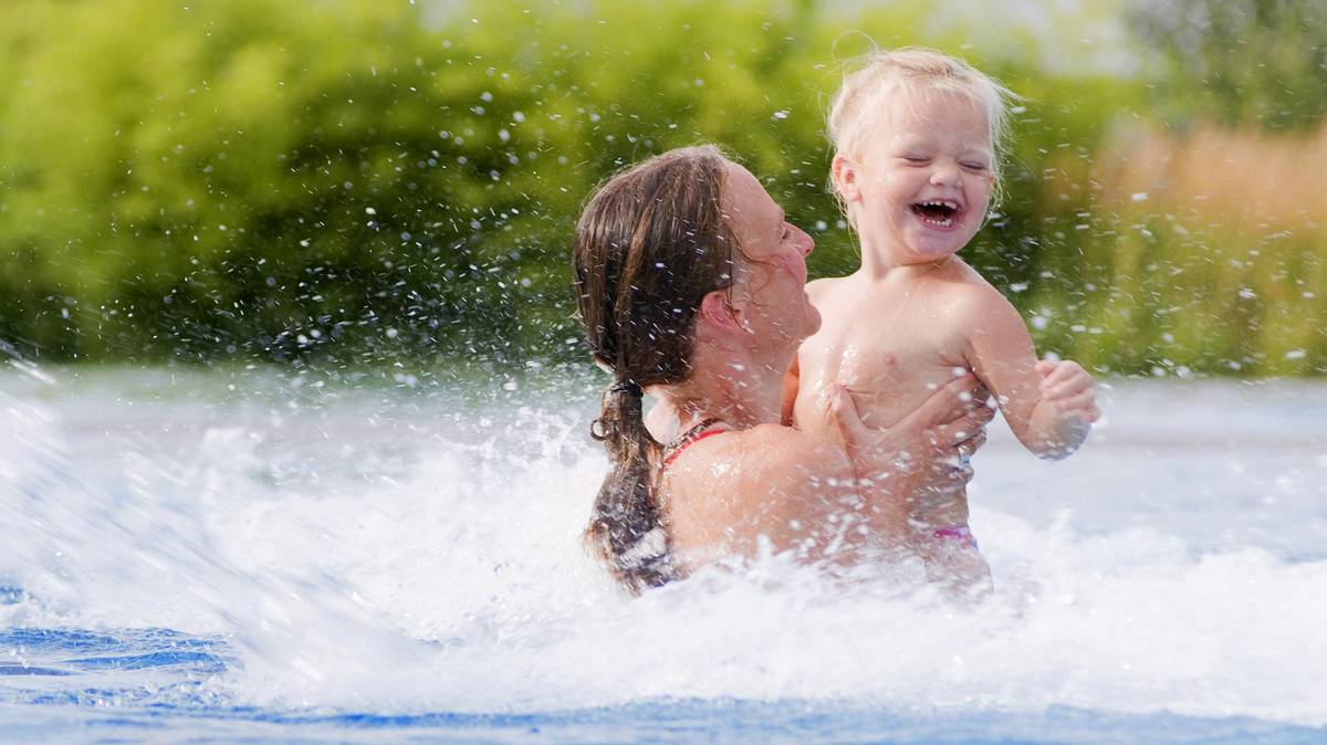 Spaß für die ganze Familie gibt es beim Schwimmen im Linus Lingen.