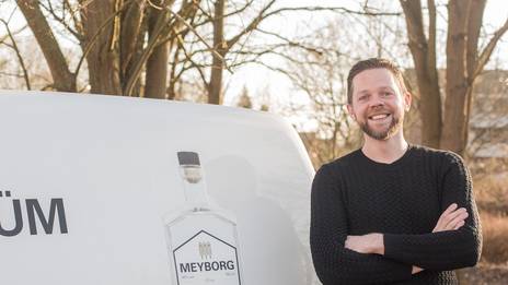 Simon Meyborg, vertraut auf die Brennerei Rosche im Emsland für seinen Edelkorn