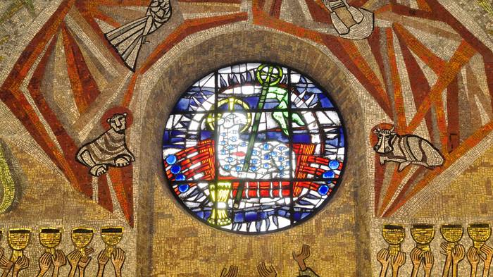 Die St. Sixtus Kirche in Werlte, erbaut im Stil der alten Basilika, beherbergt ein Mosaik aus über 300.000 Steinen.