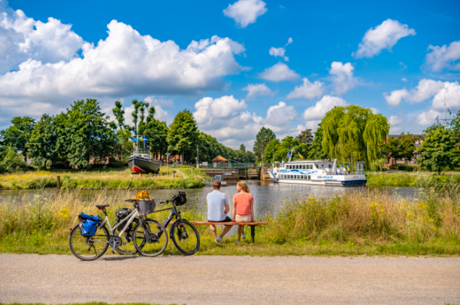 Radfahrer pausieren in Haren an der Ems